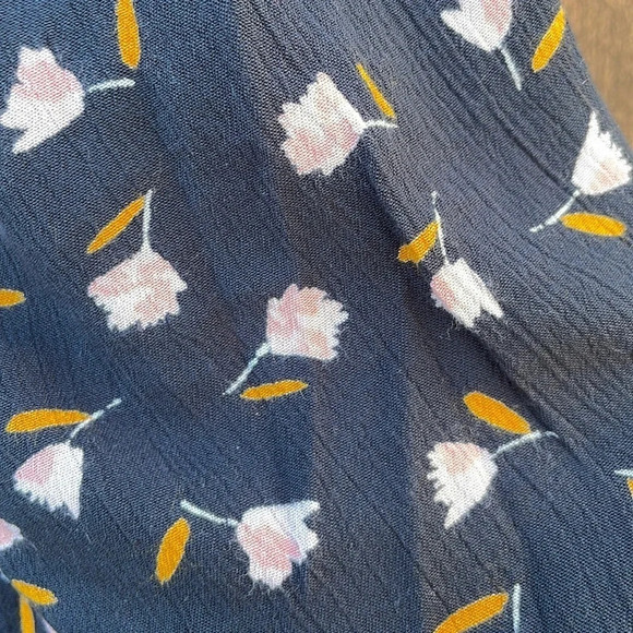 Billabong medium blue with pink flowers cropped flowy blouse - Picture 3 of 5